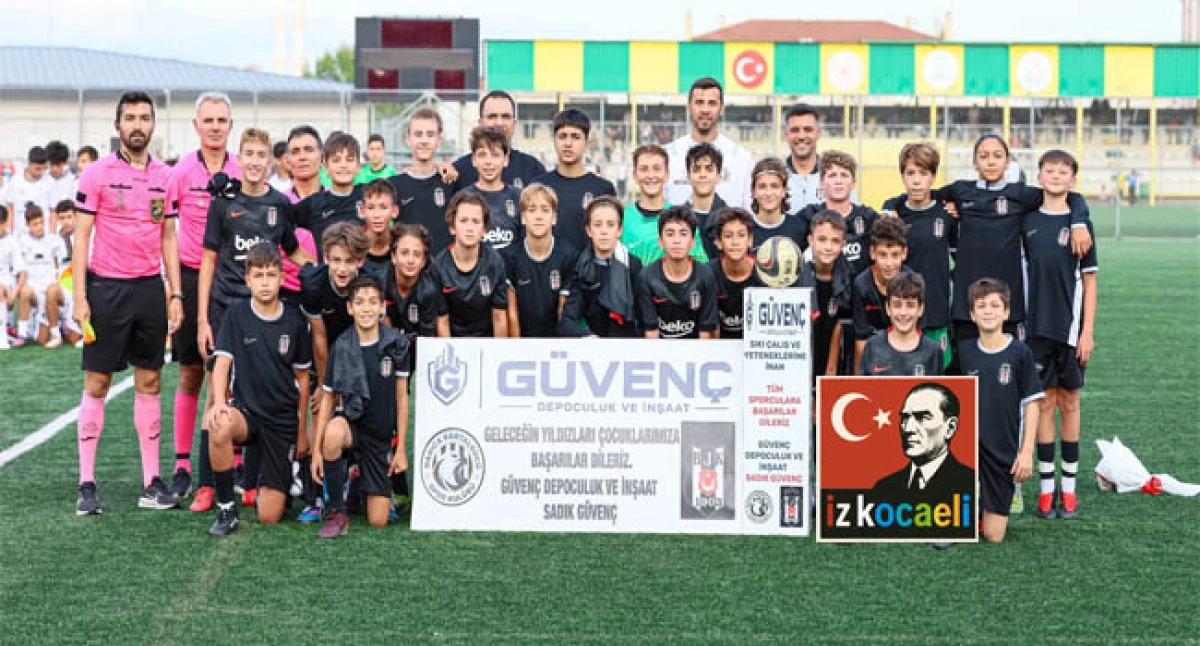 Beşiktaş Altyapısı Darıca&rsquo;da &Ccedil;i&ccedil;eklerle Karşılandı