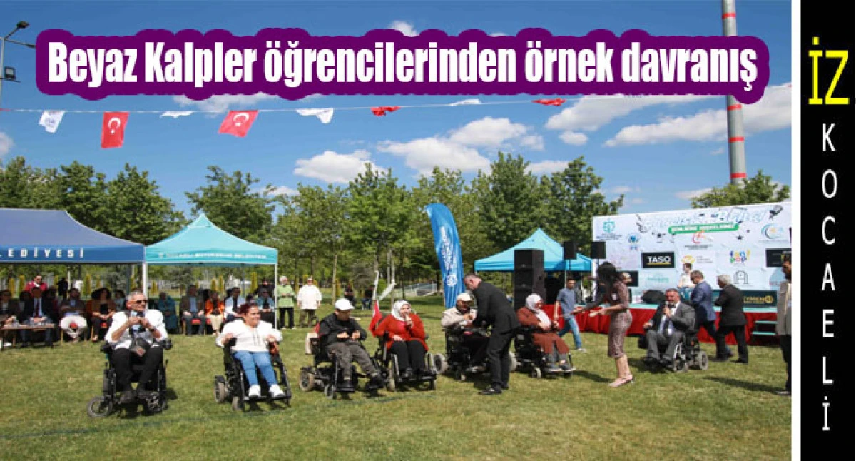 Beyaz Kalpler öğrencilerinden örnek davranış