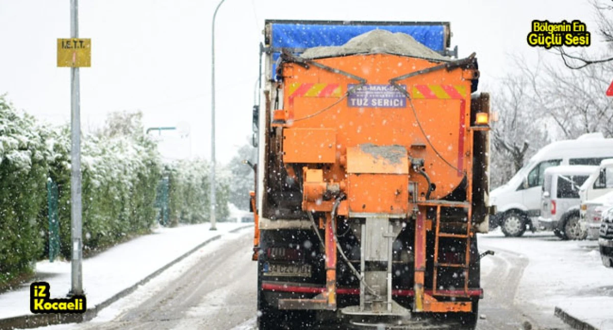 &Ccedil;ayırova&rsquo;da ekipler karla m&uuml;cadele &ccedil;alışmalarını s&uuml;rd&uuml;r&uuml;yor