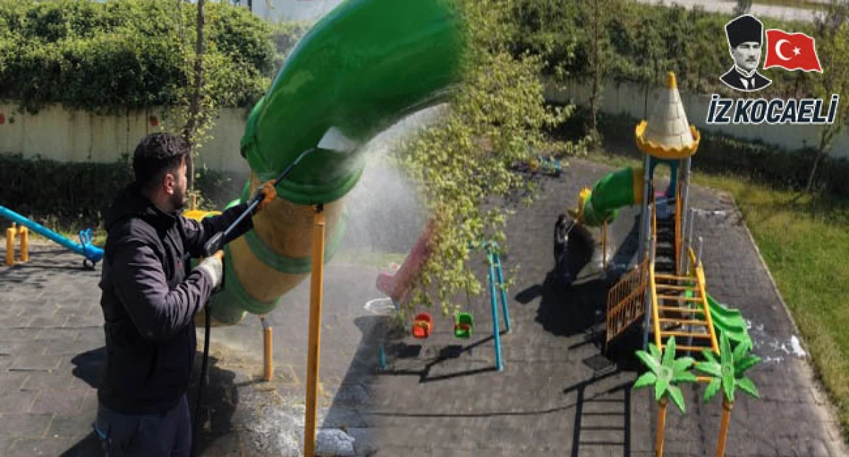 &Ccedil;ayırova&rsquo;daki parkların oyun grupları yıkanıyor