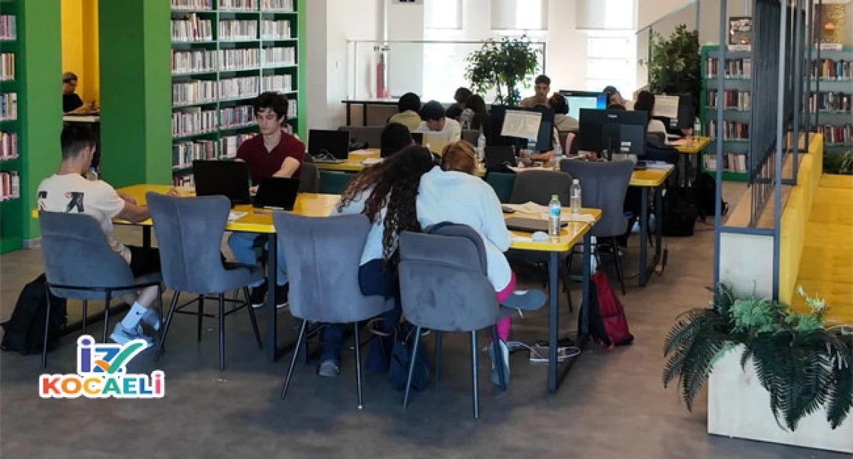 &Ccedil;ayırovalı gen&ccedil;ler, sınava kitap kahvelerde hazırlanıyor