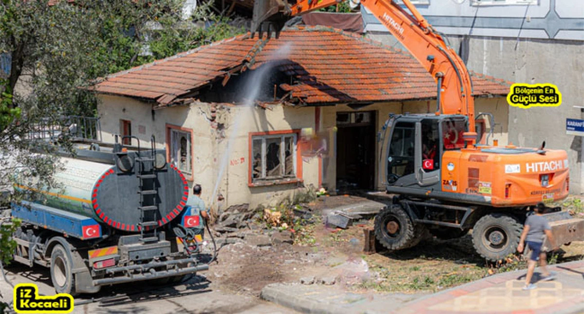 Güney Mahallesi’ndeki Metruk Bina Kontrollü Şekilde Yıkıldı