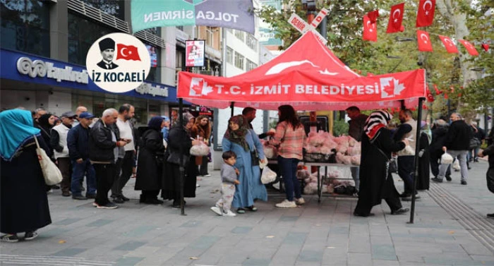 İzmit Belediyesi, kendi ürettiği mantarları vatandaşa dağıttı