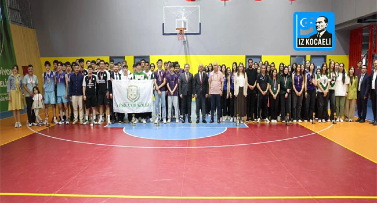 K&ouml;rfez&rsquo;de liseliler kupalarını t&ouml;renle aldılar