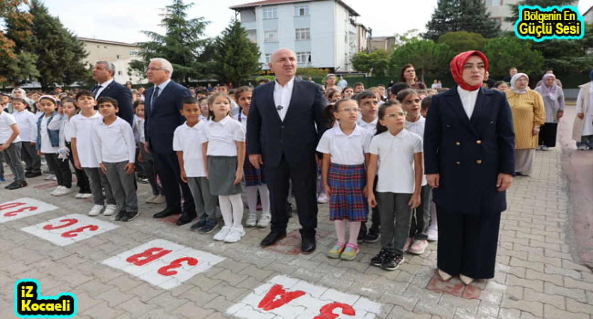 OKULUN İLK GÜNÜ BAYRAK TÖRENİNE KATILAN BAŞKAN MUZAFFER BIYIK, ÖĞRENCİLERLE İSTİKLAL MARŞINI OKUDU