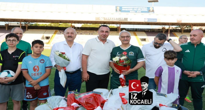 Yeşilay Gebze Temsilciliği Bağımlılıkla M&uuml;cadele İ&ccedil;in sahada idi Sporcular &ccedil;i&ccedil;ek ile karşılandılar